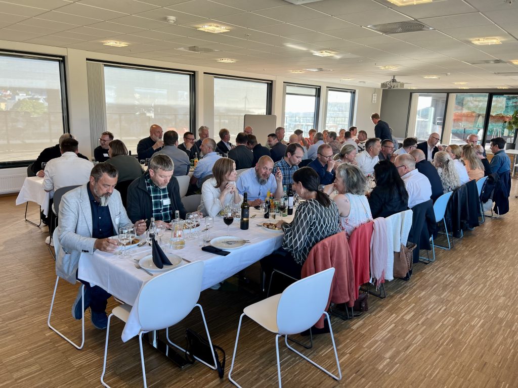 Deltakerne på Avfallskonferansen Rogaland samlet til middag på Helsehuset i Haugesund