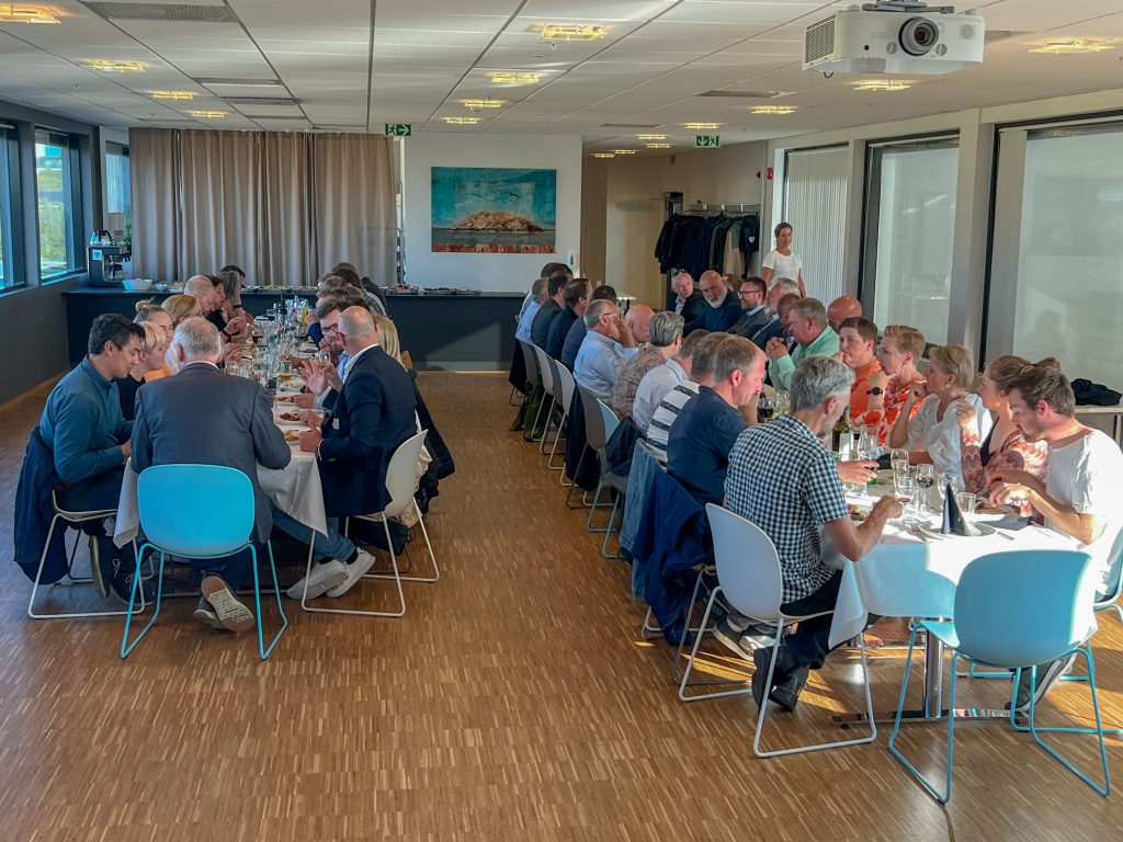 Deltakerne på avfallskonferansen samlet til middag på to langbord på Helsehuset i Haugesund